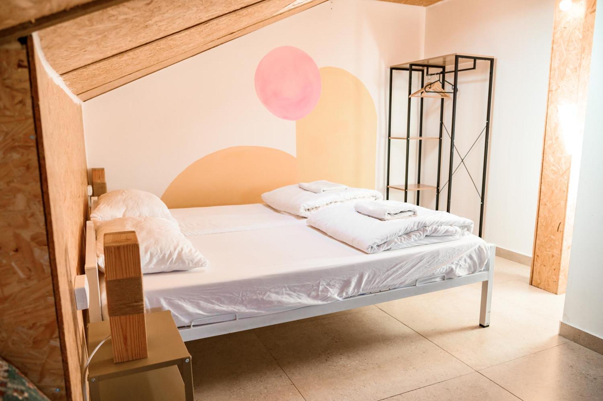 The White Hill Guesthouse เยโรแฮม ภายนอก รูปภาพ