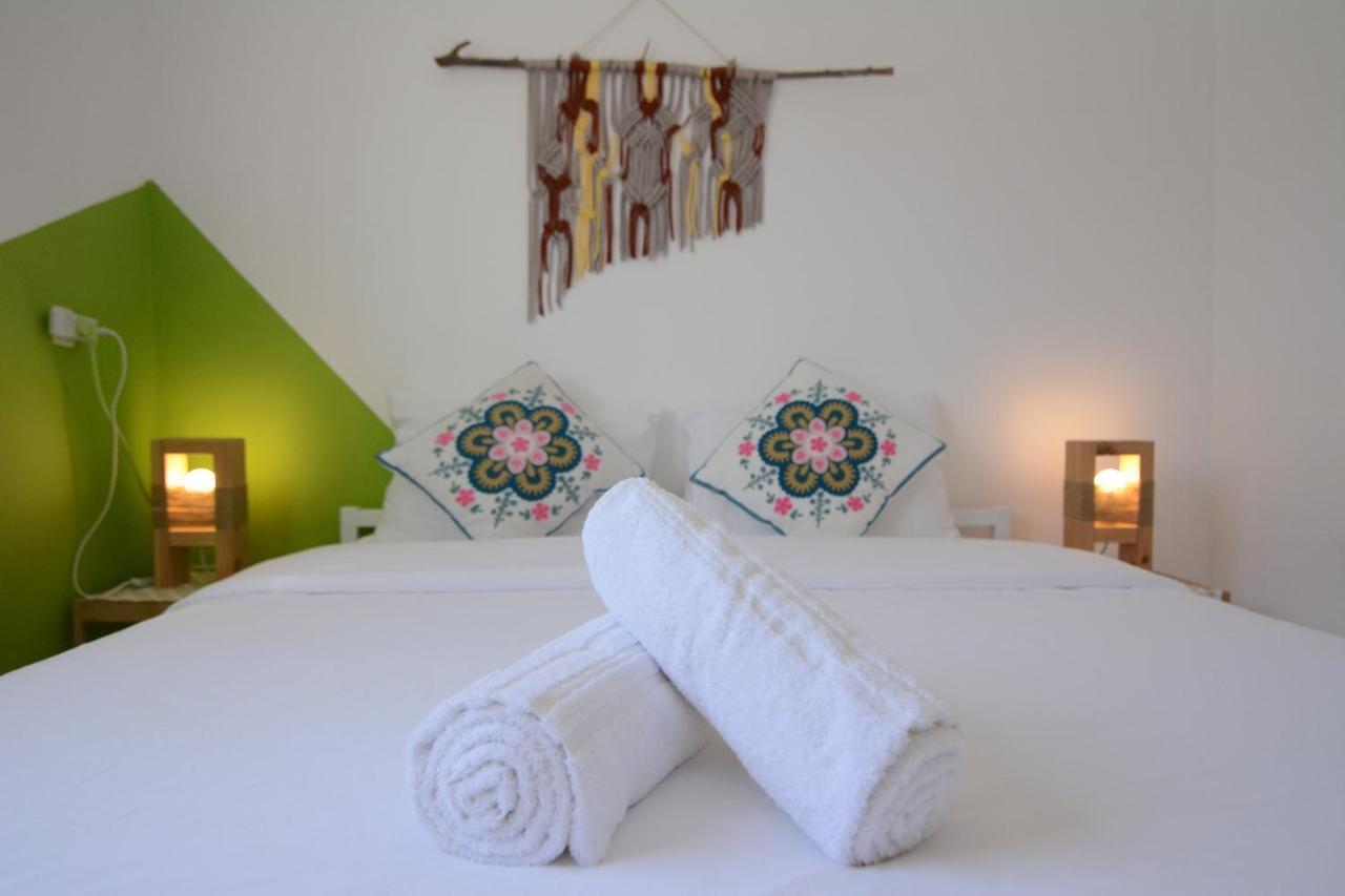 The White Hill Guesthouse เยโรแฮม ภายนอก รูปภาพ